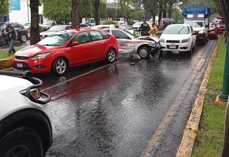 Se registra choque de al menos siete vehículos en Calzada La Huerta, en Morelia