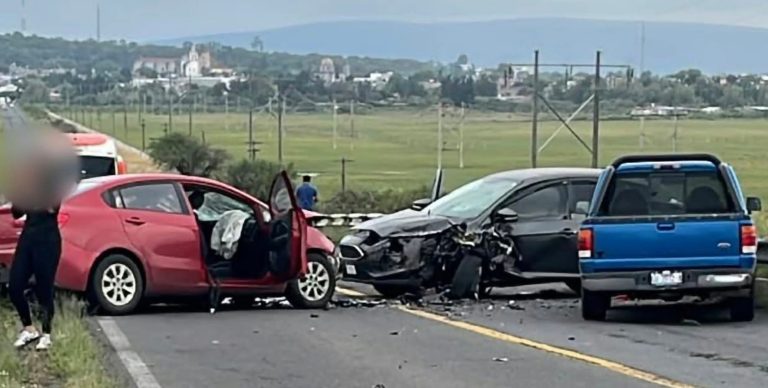 Choque entre tres vehículos deja una joven muerta y ocho heridos en la carretera Morelia-Salamanca