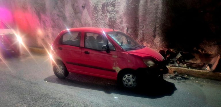 Choca auto contra muro en túnel del Distribuidor Vial de Salida a Salamanca, en Morelia