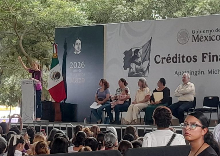 Entrega Claudia Sheinbaum 551 créditos a mujeres emprendedoras en pequeño en Apatzingán