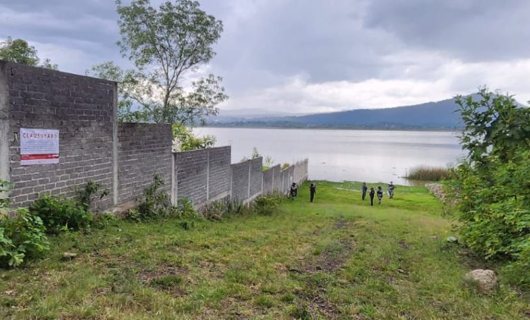 Clausuran construcción ilegal en zona federal frente al lago de Pátzcuaro