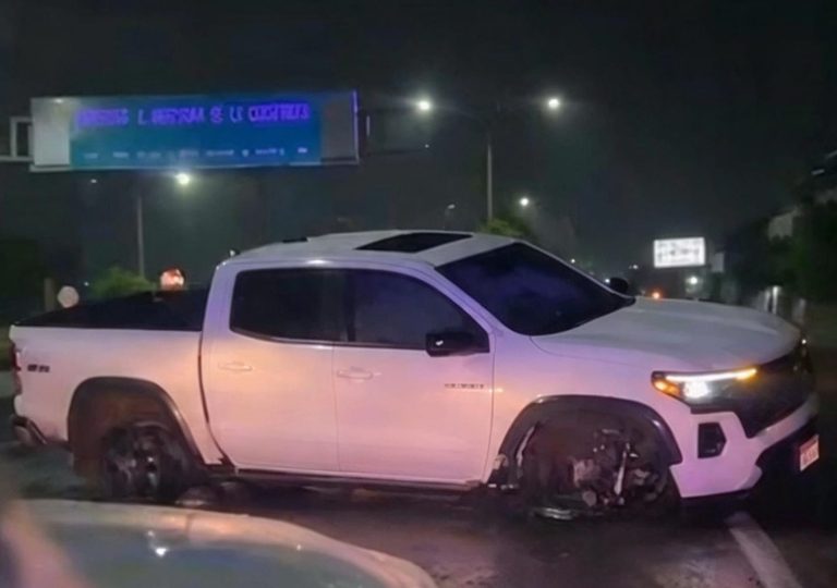 Camioneta se impacta contra guarnición en la carretera Apatzingán-Cuatro Caminos