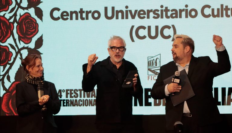 Recibe Alfonso Cuarón la Medalla Filmoteca UNAM y llama a preservar la memoria del cine