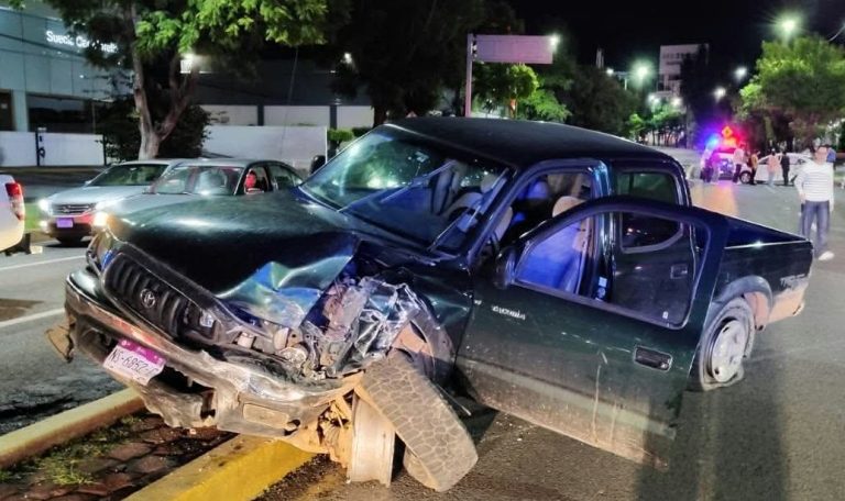 Se registran dos accidentes vehiculares en diferentes sitios de Morelia; hay dos personas heridas