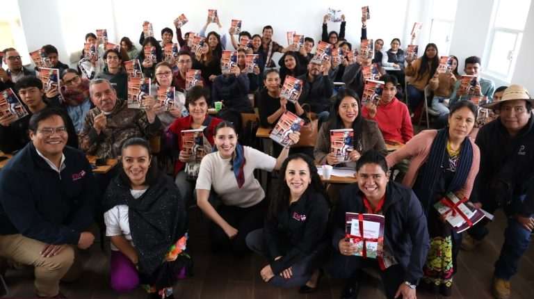Comparte IEM experiencias sobre consultas indígenas durante Feria del Libro en Urandén