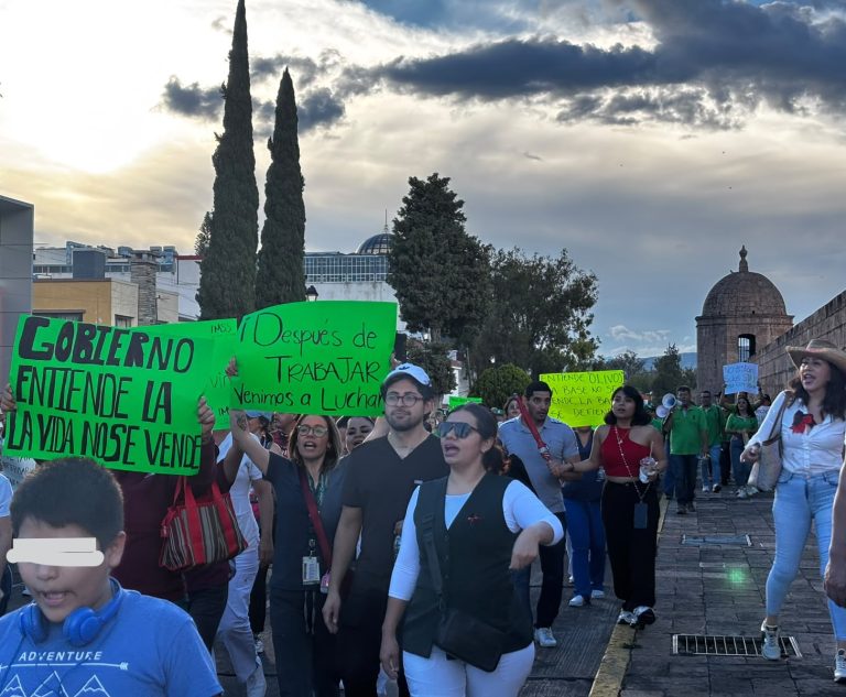 Sector Salud marcha en Morelia para exigir aumento salarial y mejores condiciones laborales