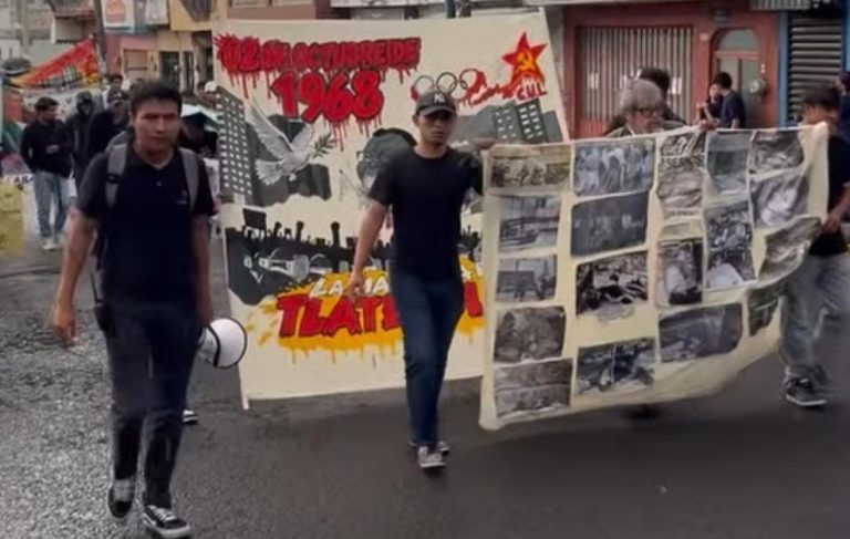 Marchan estudiantes de la CUL en memoria de la matanza del 2 de octubre del ’68