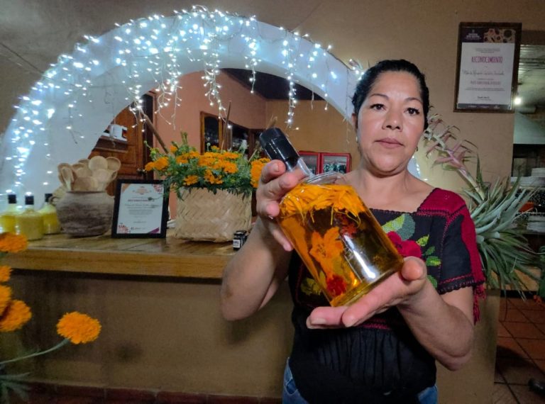 Mezcal de flor de cempasúchil, para acompañar la convivencia entre vivos y muertos