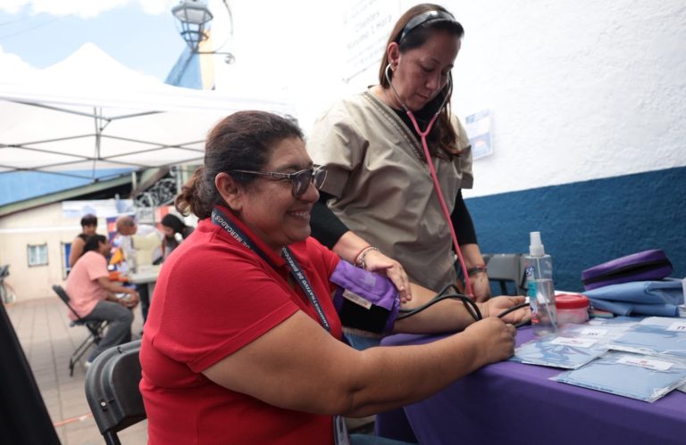 Acercan servicios de atención y prevención a mujeres del Mercado Revolución