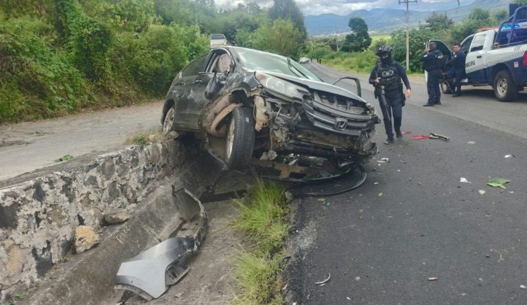 Policías recuperan vehículo robado tras persecución y enfrentamiento en la región de Pátzcuaro