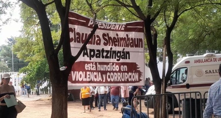 Entre desplazados, violencia, miedo y un Apatzingán «hundido», pobladores piden auxilio a Claudia Sheinbaum