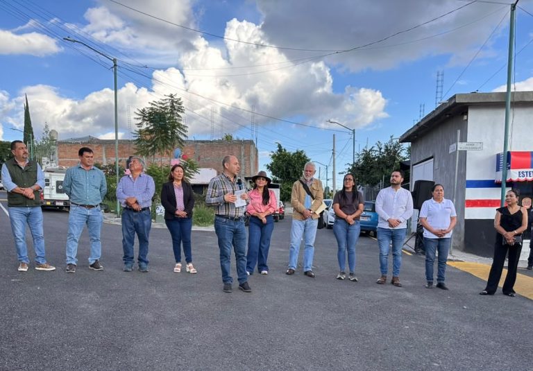 Entregan tres calles más en el Fraccionamiento Hacienda del Sol