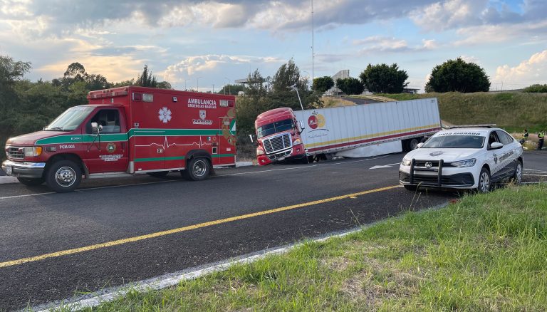 Tráiler se queda sin frenos y su conductora evita chocar contra caseta en la México-Guadalajara