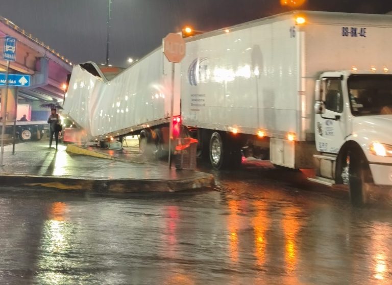 Se quiebra contenedor de tráiler en salida a Charo, Morelia