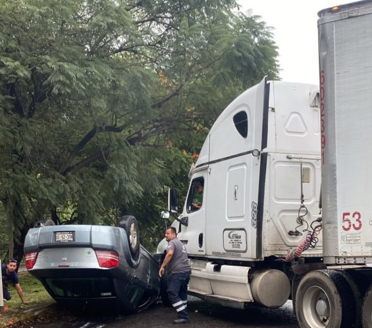 Auto choca con tráiler y vuelca en el Libramiento de Uruapan