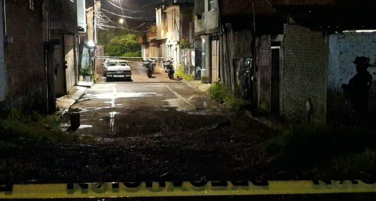 Balean a taxista a unos metros de las oficinas de Tránsito y Vialidad Municipal, en Uruapan