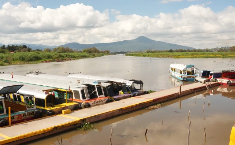 Listos, canales de navegación del lago de Pátzcuaro para la Noche de Muertos