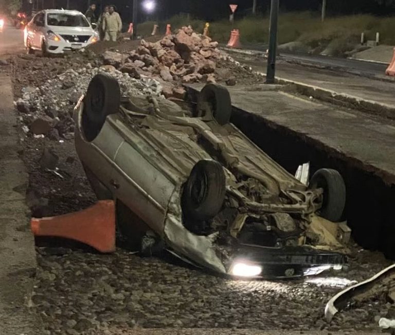 Vuelca auto y termina siniestrado en una excavación de las obras del Morebús
