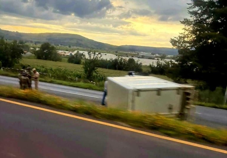 Vuelca camión sobre la Morelia-Pátzcuaro