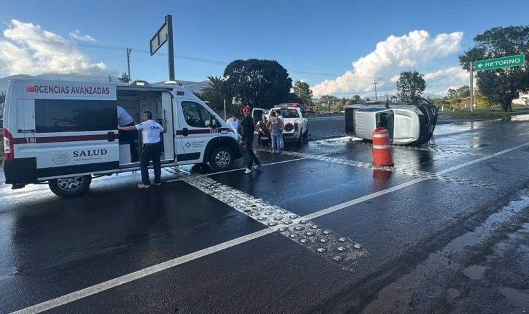 Vuelca camioneta tras chocar contra objeto fijo en la carretera Morelia-Pátzcuaro