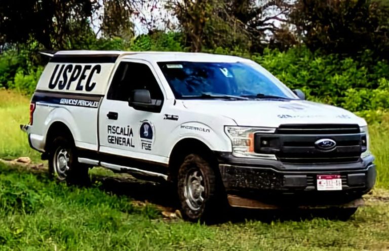 Localizan a hombre decapitado y con narcoletrero en carretera de Zinapécuaro